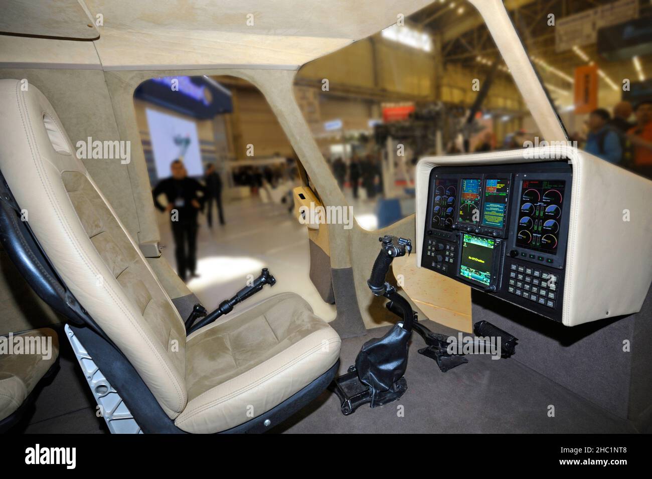 ? ockpit eines leichten Passagierhubschraubers. Pilotensitz, Armaturenbrett, Lenkrad Stockfoto