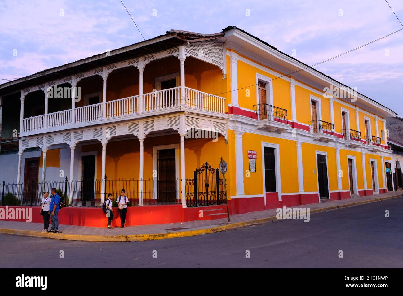 Nicaragua Granada - Alltag - Kolonialgebäude im Parque Central de Granada Stockfoto