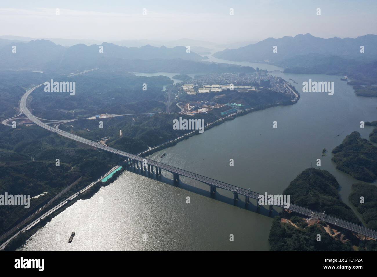 (211219) -- QINGYUAN, 19. Dezember 2021 (Xinhua) -- Luftfoto vom 19. Dezember 2021 zeigt die große Brücke von Beijiang in der Stadt Yingde in Qingyuan, der südchinesischen Provinz Guangdong. Der Guangzhou-Lianzhou Expressway beginnt im Huadu Bezirk von Guangzhou und endet in der Stadt Lianzhou in Qingyuan, wo er mit dem Yueyang-Linwu Expressway von Hunan verbunden ist. Das Hauptprojekt wird Ende 2021 für den Verkehr geöffnet. Nach der Fertigstellung wird es den interprovinziellen Korridor zwischen Guangdong und Hunan weiter verbessern und die Integration von Berggebieten im Norden Guangdong in Guangdong-Hong fördern Stockfoto