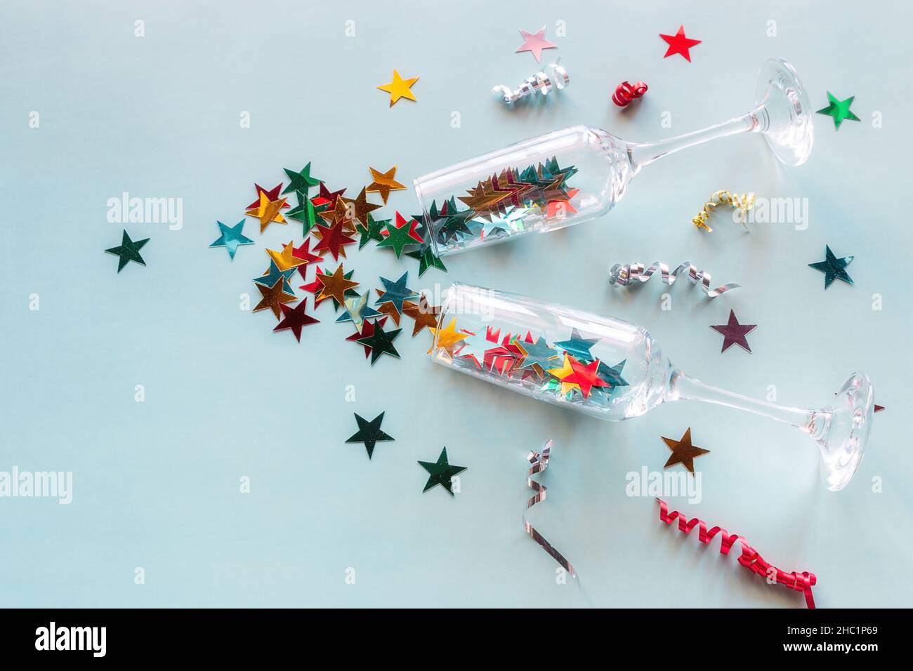 Champagnergläser und bunte Konfetti Happy New Year Konzept Stockfoto