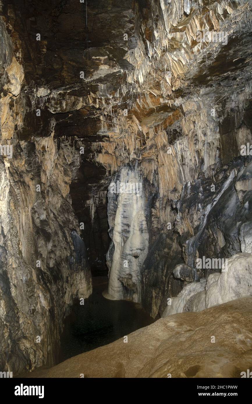 Flowstone (Calciumcarbonat) Formationen in der Spar Cave bei Elgol auf der Isle of Skye, Schottland. Stockfoto