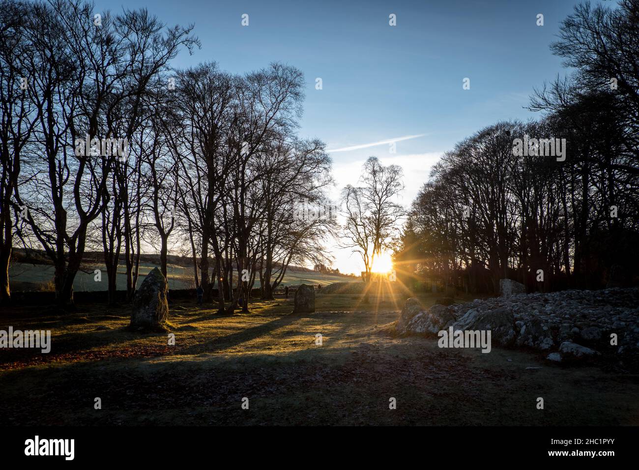 Wintersonnenwende bei Sonnenuntergang auf bronzezeitlicher Grabstätte Stockfoto