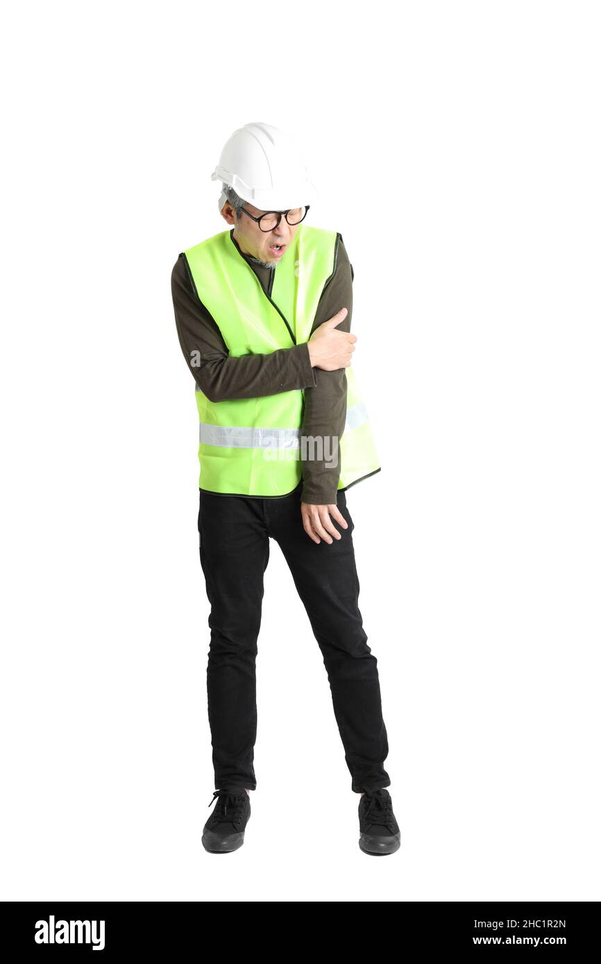 Der ältere asiatische Mann in Arbeitsuniform auf weißem Hintergrund. Stockfoto