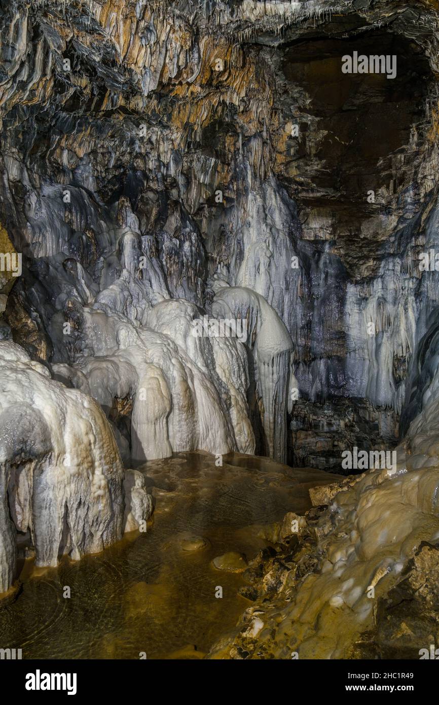 Flowstone (Calciumcarbonat) Formationen in der Spar Cave bei Elgol auf der Isle of Skye, Schottland. Stockfoto