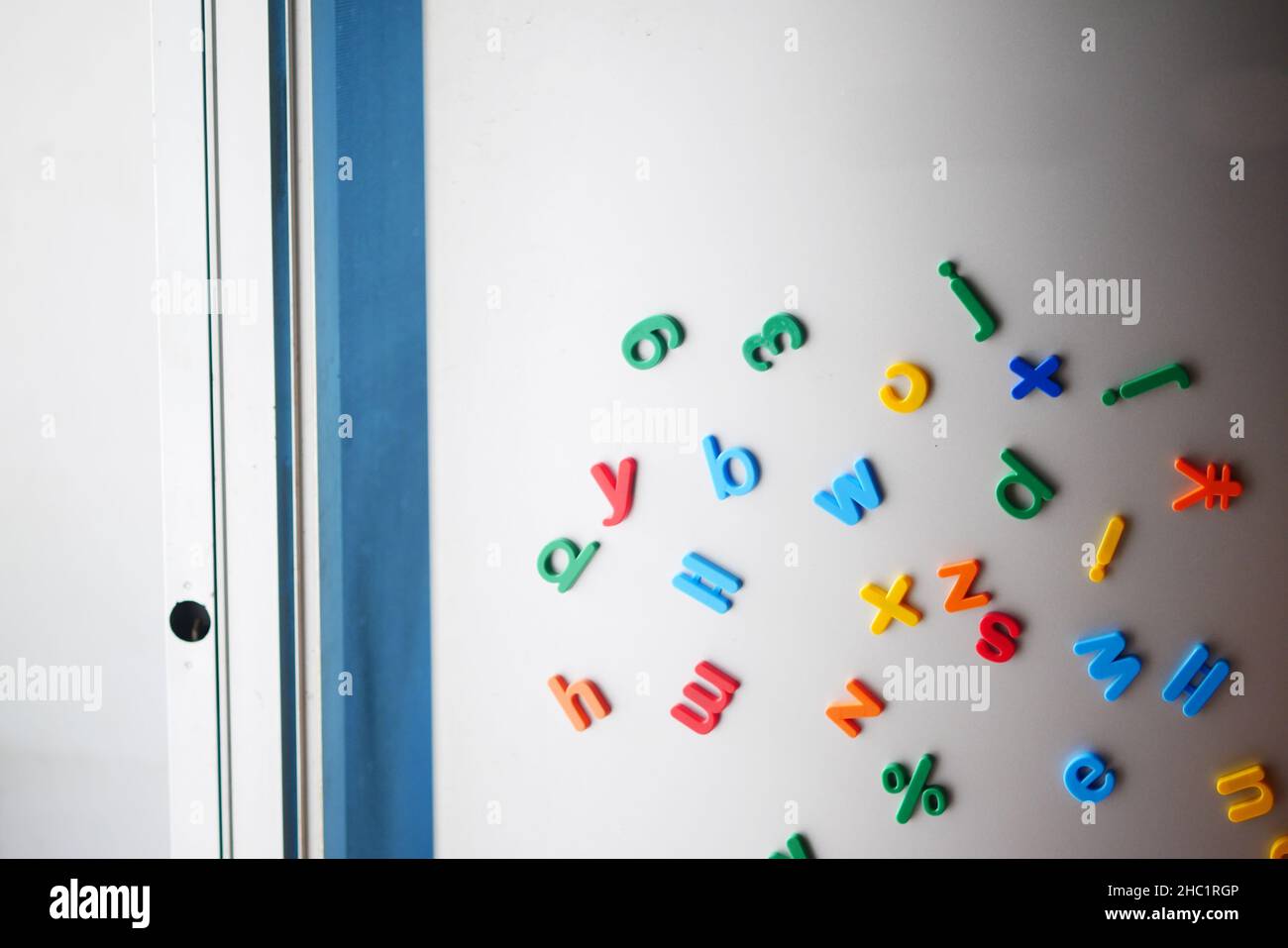 Bunte Plastikbriefe auf einem Kühlschrank Stockfoto