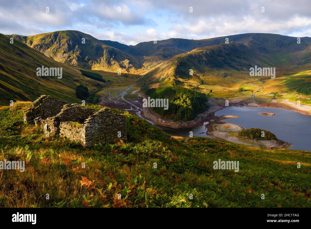 Haweswater Reservoir im Lake District, wo der Wasserstand 2021 so niedrig wurde, wurde das zuvor untergetauchte Dorf Mardale Green sichtbar. Stockfoto