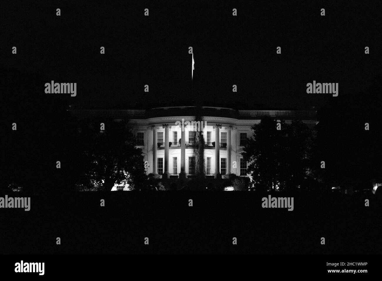 Monochrome Aufnahme des Weißen Hauses in Washington D.C. bei Nacht, USA Stockfoto