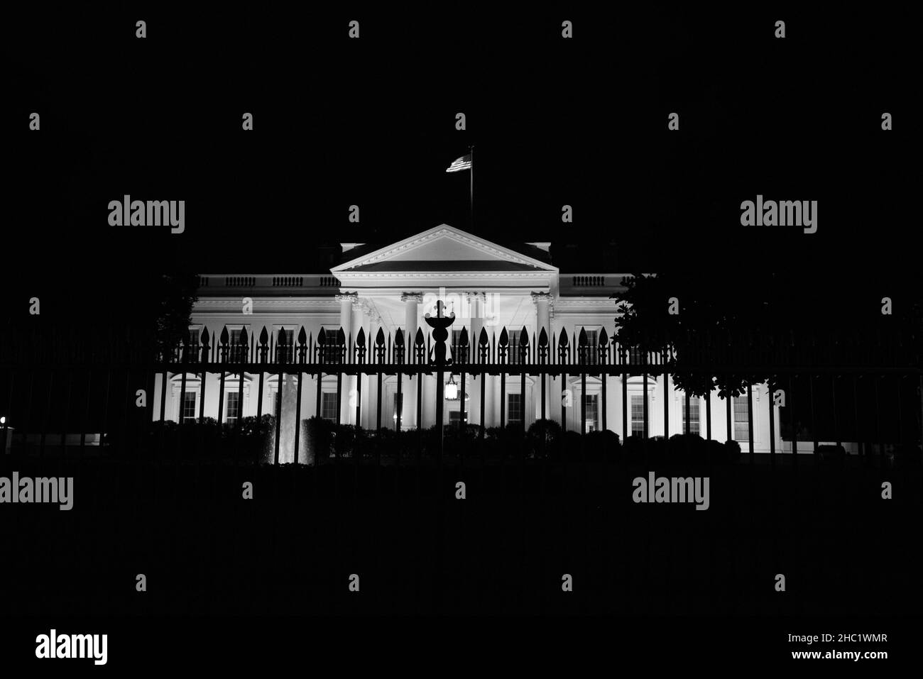 Monochrome Aufnahme des Weißen Hauses in Washington D.C. bei Nacht, USA Stockfoto