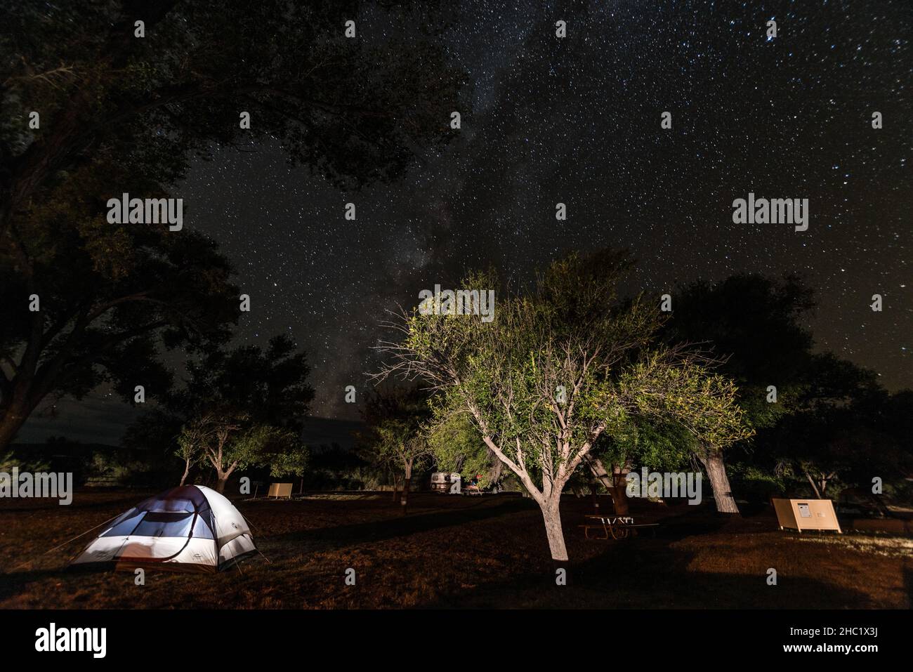 Schlafen In Einem Zelt Unter Der Malerischen Milchstraße Big Bend National Park In Texas Usa 