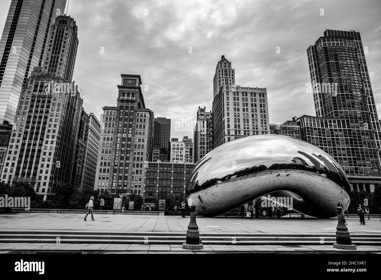 CHICAGO, USA - 29. AUGUST 2019: Das ikonische Millennium Egg und die Skyline von Chicago, USA Stockfoto