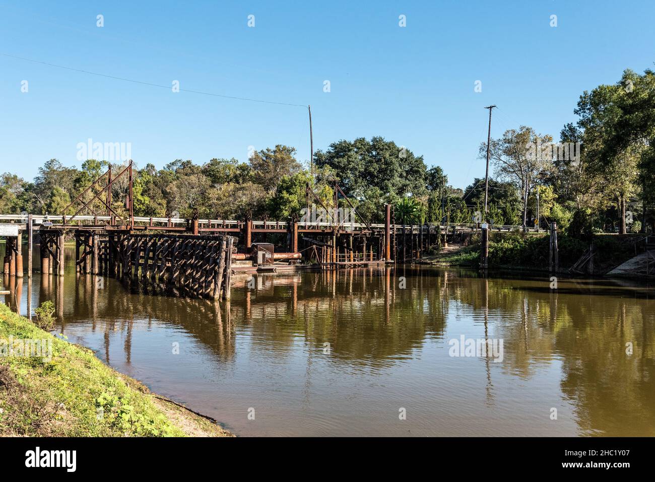 Malerische alte Brücke irgendwo im Bayou-Feuchtgebiet in Louisiana, USA Stockfoto