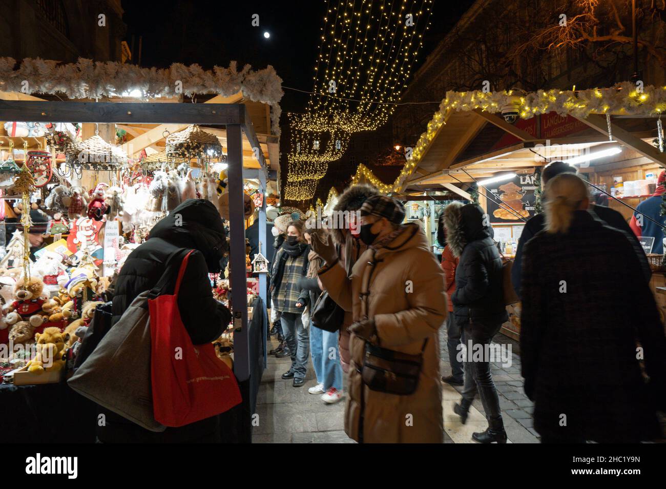 (211218) -- BUDAPEST, 18. Dezember 2021 (Xinhua) -- die Menschen genießen die Weihnachtszeit beim Adventfest in der Basilika von Budapest, Ungarn, 17. Dezember 2021. (Foto von Attila Volgyi/Xinhua) Stockfoto