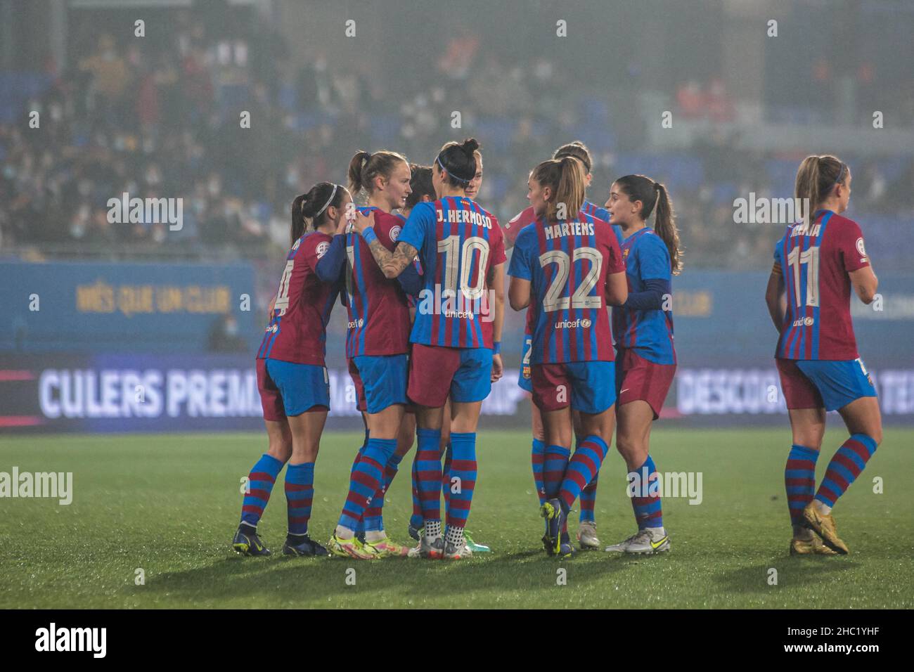 22. Dezember 2021, Barcelona, Katalonien, Spanien: Die Spieler des FC Barcelona feiern ein Tor während des Primera Iberdrola-Spiels zwischen dem FC Barcelona Femeni und dem FC Madrid CFF im Johan Cruyff Stadium..Endstand; FC Barcelona Femeni 7:0 Madrid CFF (Bildnachweis: © Thiago Prudencio/DAX via ZUMA Press Wire) Stockfoto