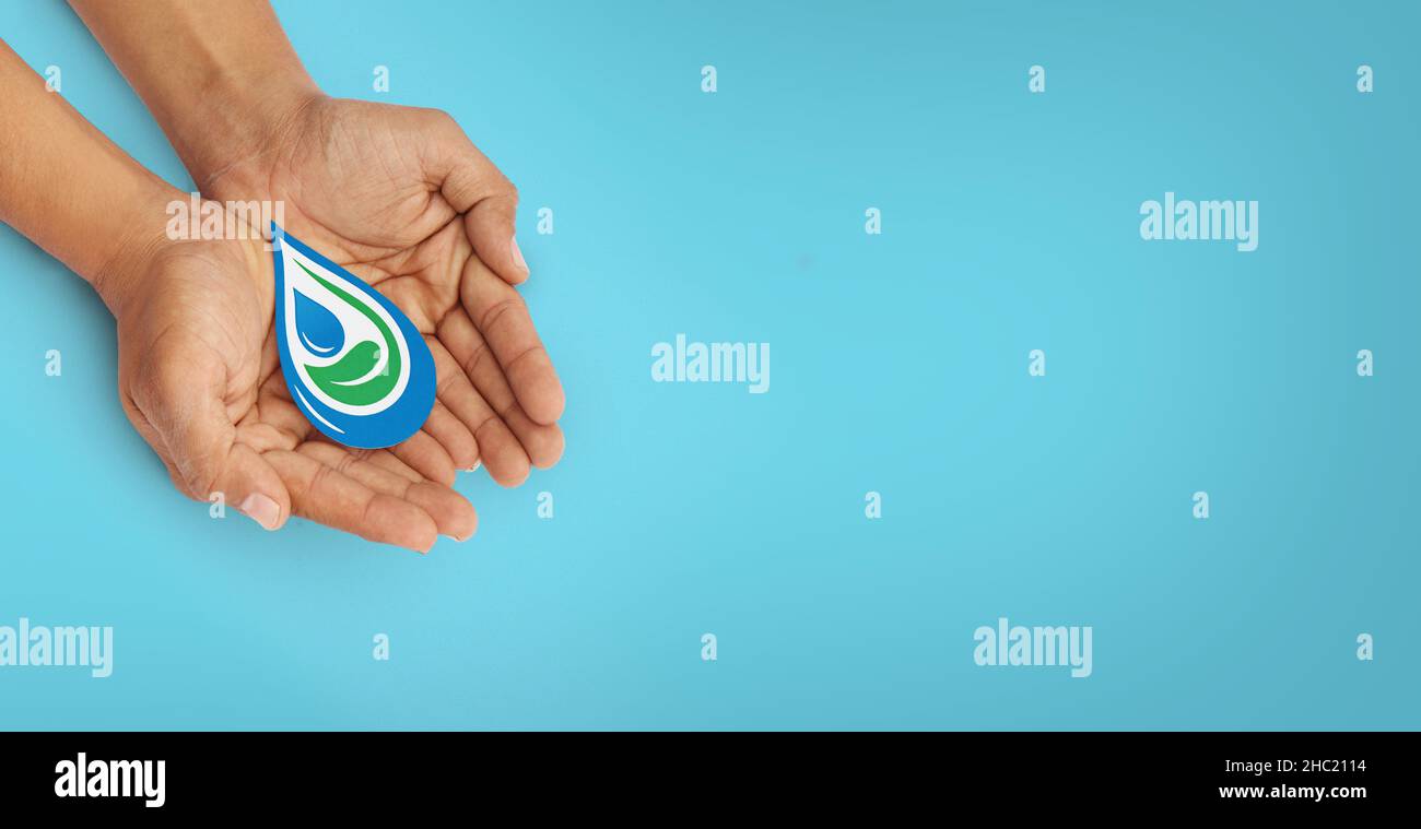 Hände mit sauberem Wassertropfen, Weltwassertag, Hände waschen, Wasser sparen, saubere erneuerbare Energie, Flutkatastrophenschutzkonzept Stockfoto