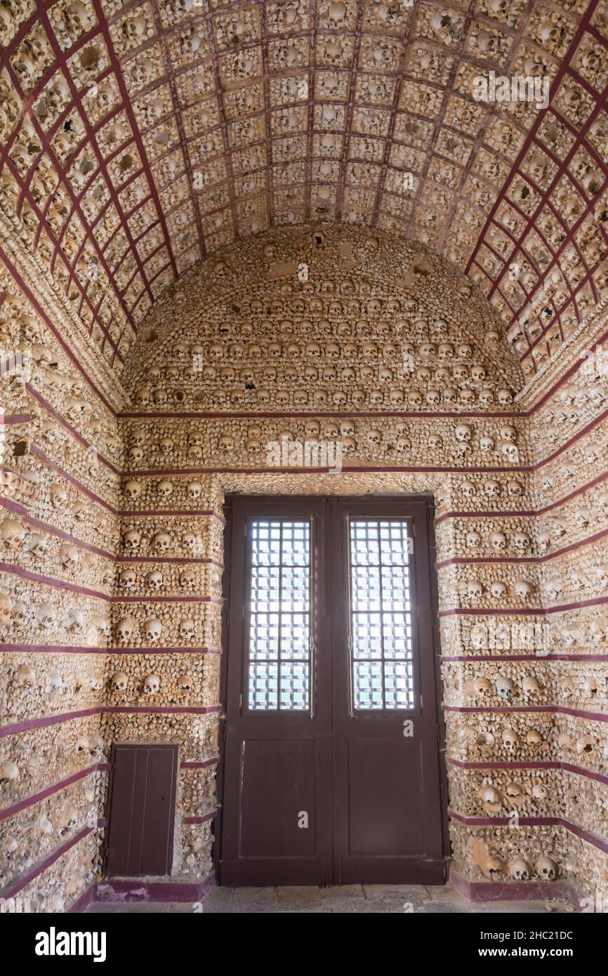 Das Innere der Capela dos Ossos (Kapelle der Knochen) befindet sich hinter der Hauptkirche Nossa Senhora do Carmo. Faro, Algarve, Portugal Stockfoto