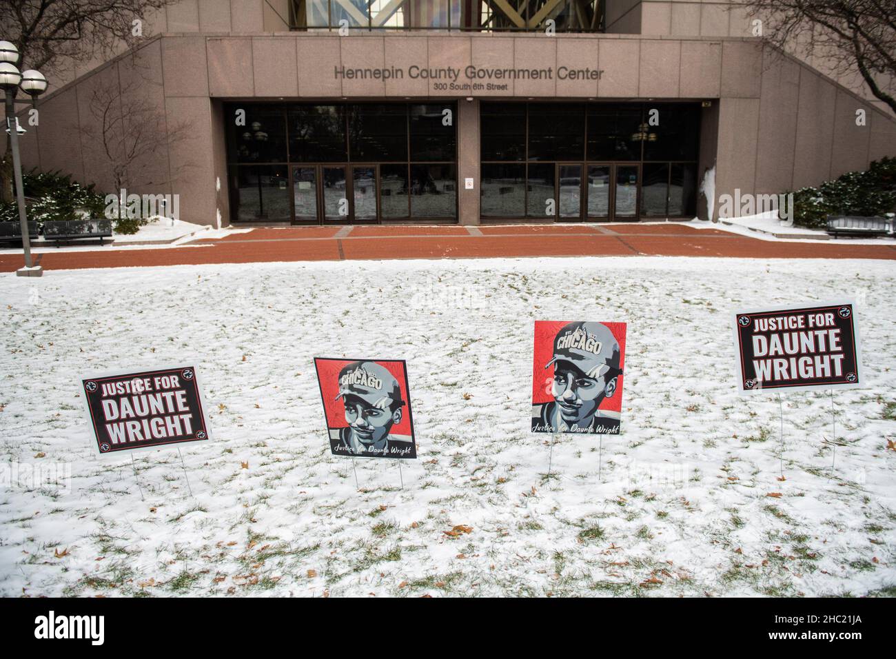 Demonstranten demonstrieren vor dem Hennepin County Courthouse während der Juryberatungen zum Kim Potter-Prozess am 22. Dezember 2021 in Minneapolis, Minnesota. Foto von Chris Tuite/imageSPACE/Sipa USA Stockfoto