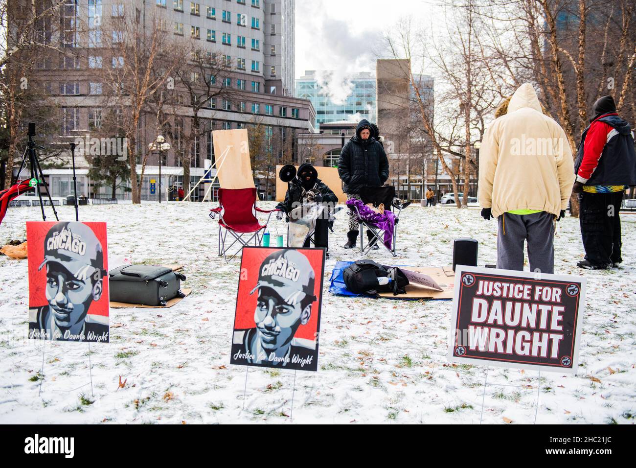 Demonstranten demonstrieren vor dem Hennepin County Courthouse während der Juryberatungen zum Kim Potter-Prozess am 22. Dezember 2021 in Minneapolis, Minnesota. Foto von Chris Tuite/imageSPACE/Sipa USA Stockfoto