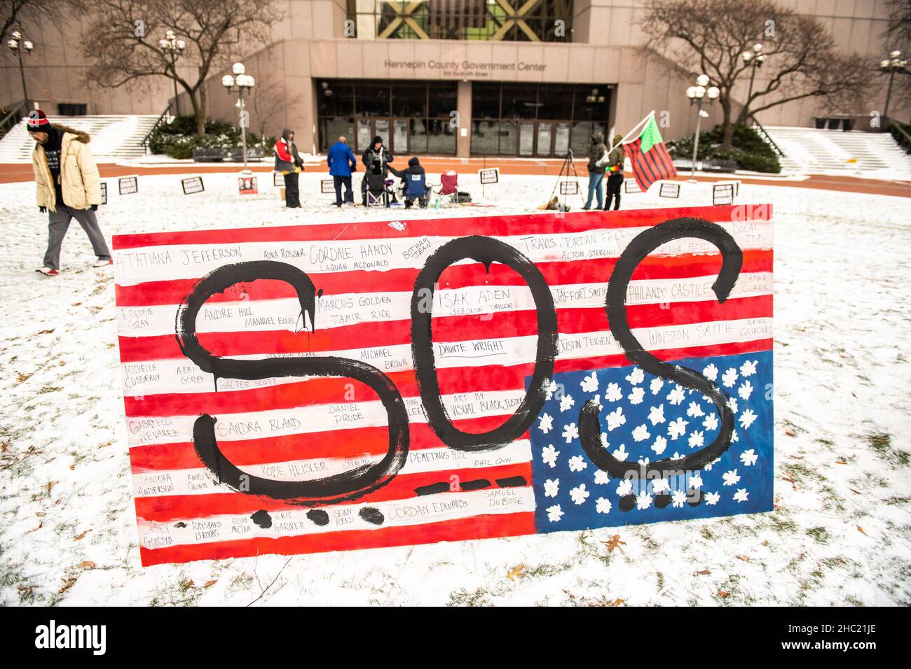 Demonstranten demonstrieren vor dem Hennepin County Courthouse während der Juryberatungen zum Kim Potter-Prozess am 22. Dezember 2021 in Minneapolis, Minnesota. Foto von Chris Tuite/imageSPACE/Sipa USA Stockfoto