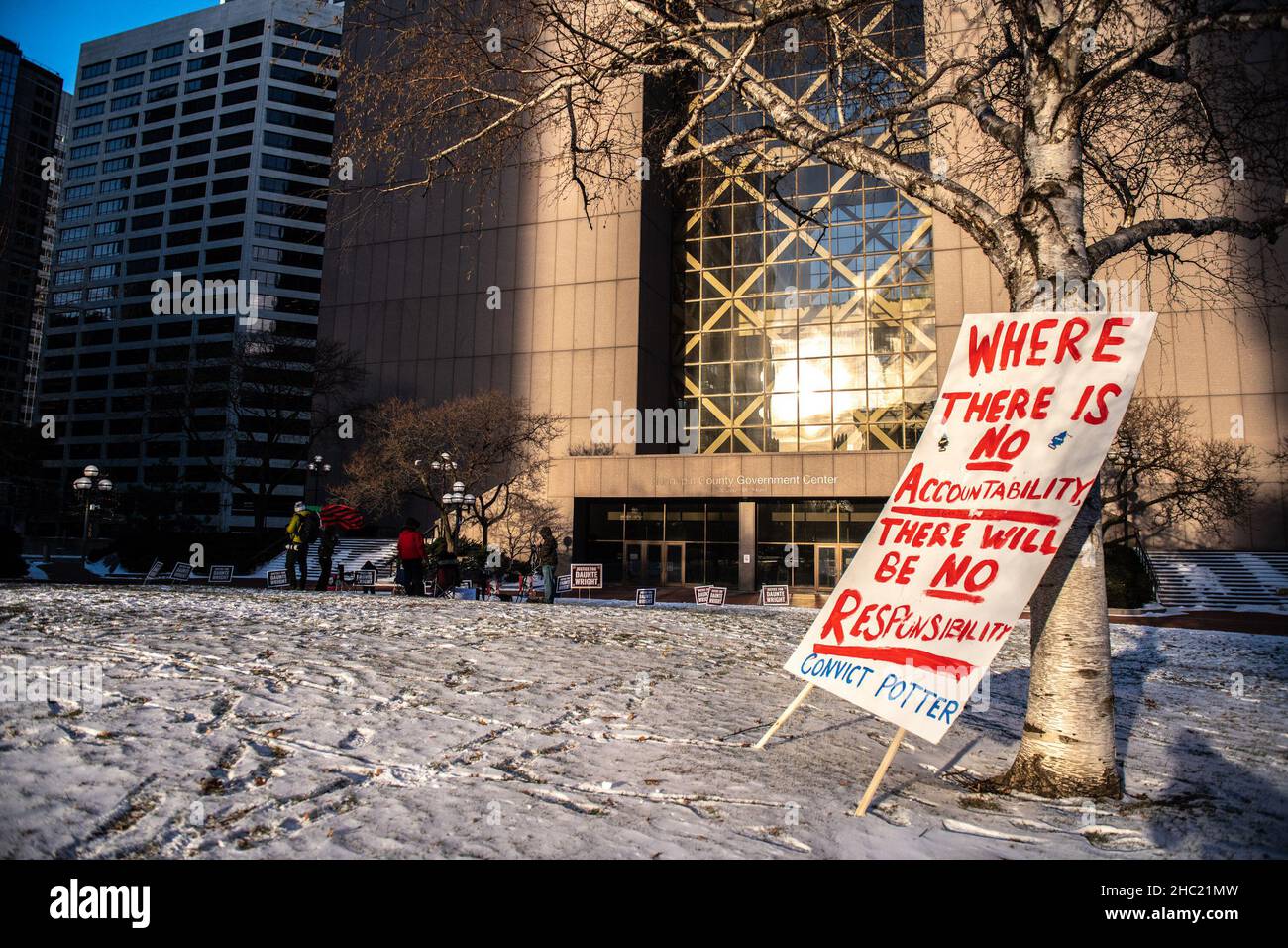 Demonstranten demonstrieren vor dem Hennepin County Courthouse während der Juryberatungen zum Kim Potter-Prozess am 22. Dezember 2021 in Minneapolis, Minnesota. Foto von Chris Tuite/imageSPACE/Sipa USA Stockfoto