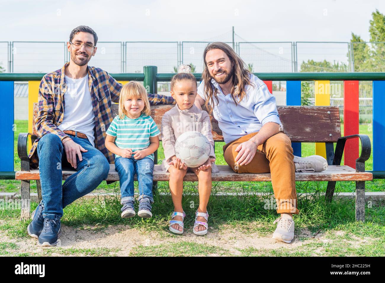 Ein schwules männliches Paar mit ihren zwei Kindern Stockfoto