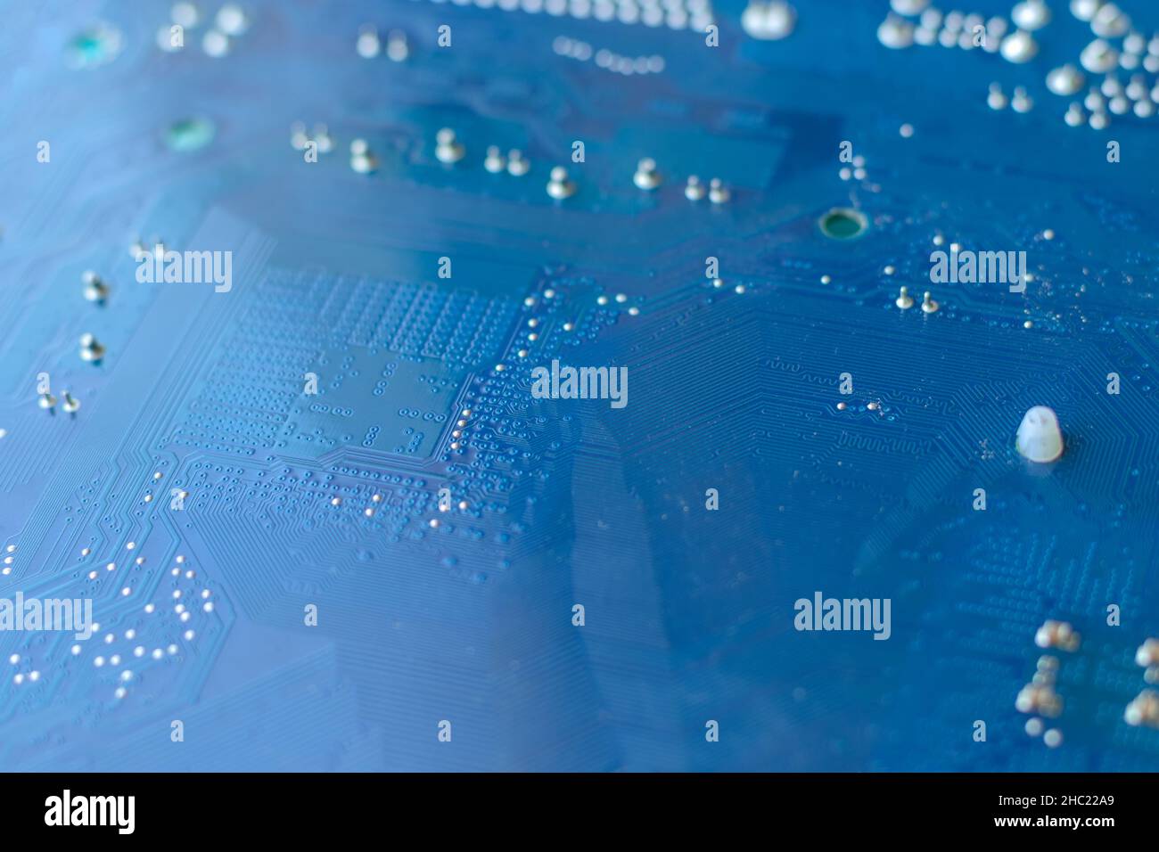 Defokussed blauen Computer Hauptplatine Nahaufnahme Hintergrund. Selektiver Fokus Stockfoto
