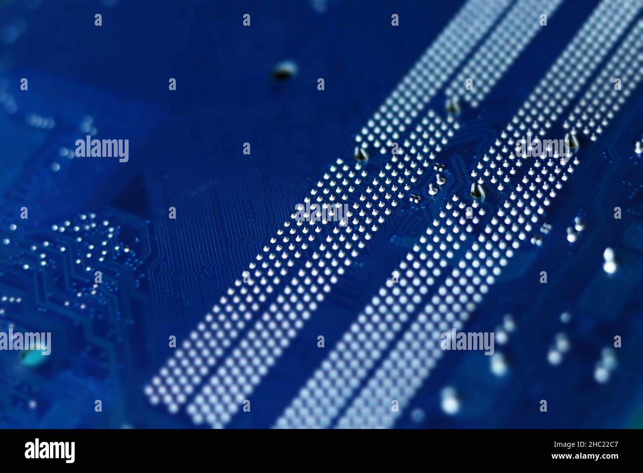 Dunkelblaue Nahaufnahme der Hauptplatine des Computers im Tilt-Shift-Stil. Selektiver Fokus, unscharf Stockfoto