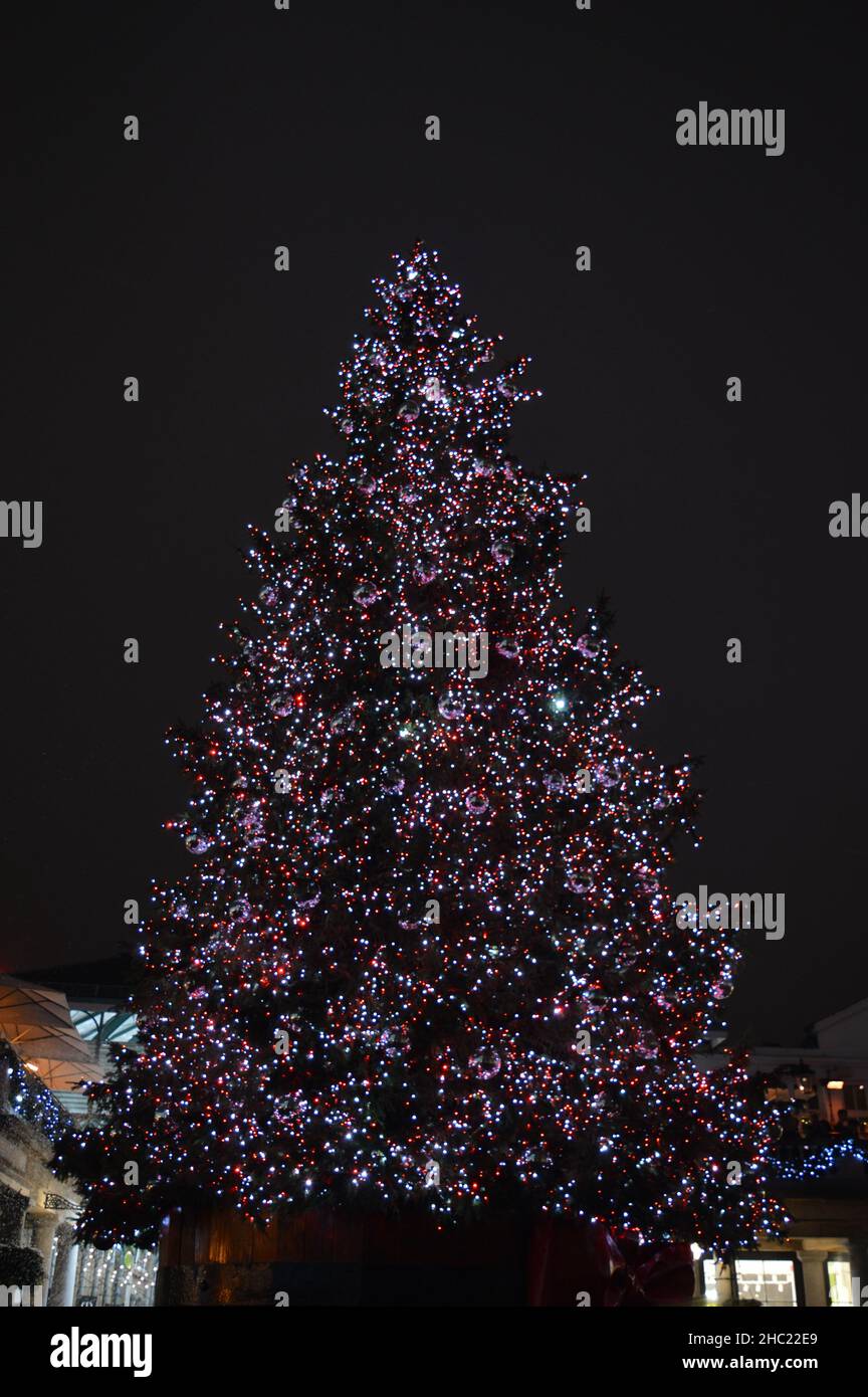 London, Großbritannien. 18. Dezember 2021: In Covent Gardens wird ein Weihnachtsbaum gesehen. Stockfoto
