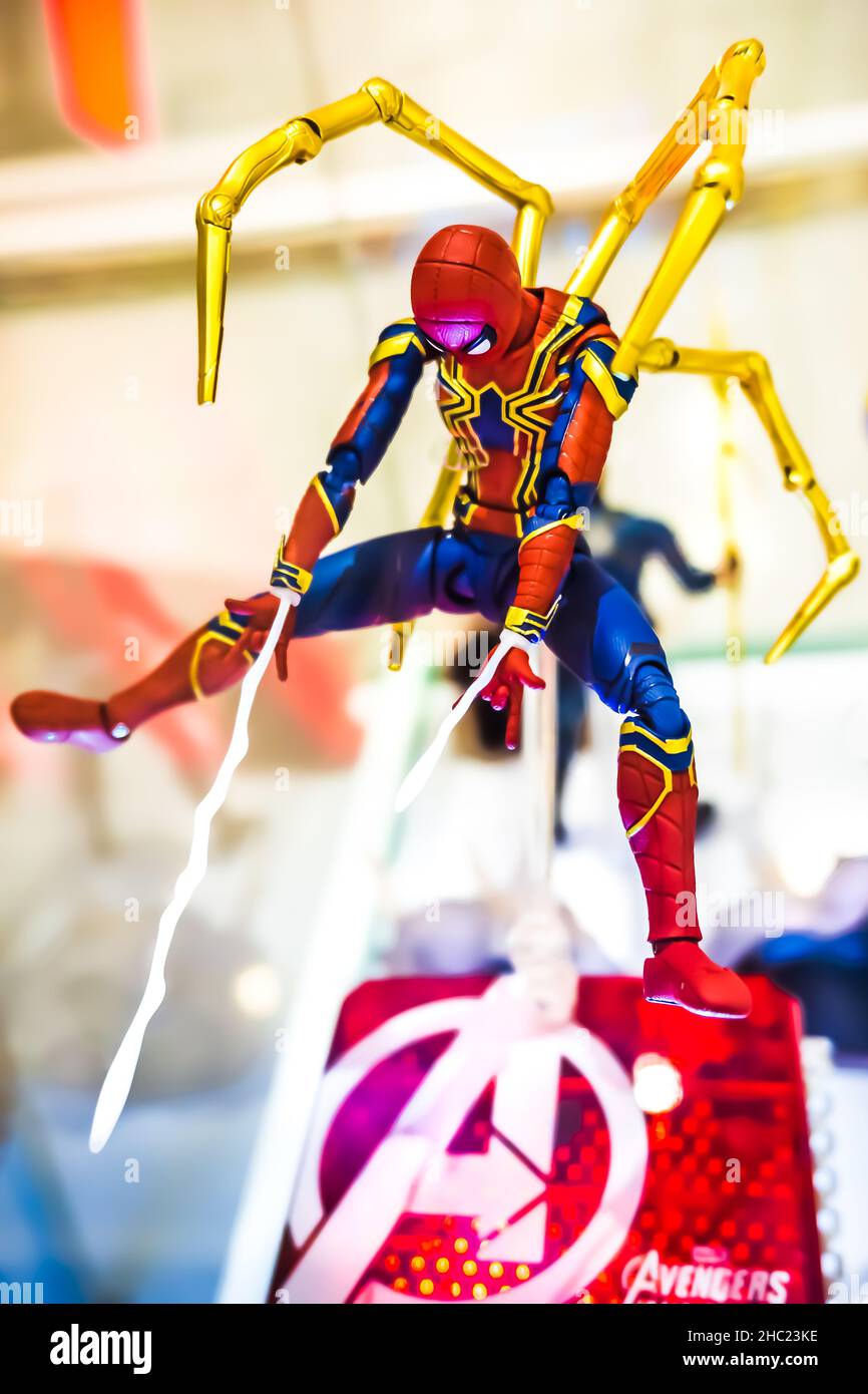 Singapur - Jul 31, 2018 : Spiderman schwingt in der Luft mit seiner Iron Spider Armor auf dem Display in Mall. Stockfoto
