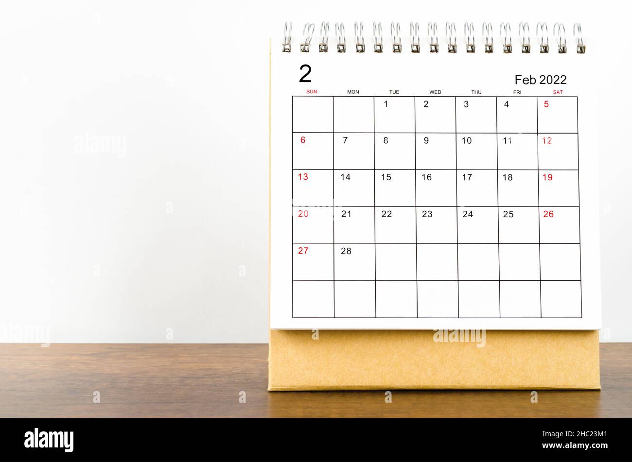 Der Tischkalender vom Februar 2022 auf einem Holztisch. Stockfoto