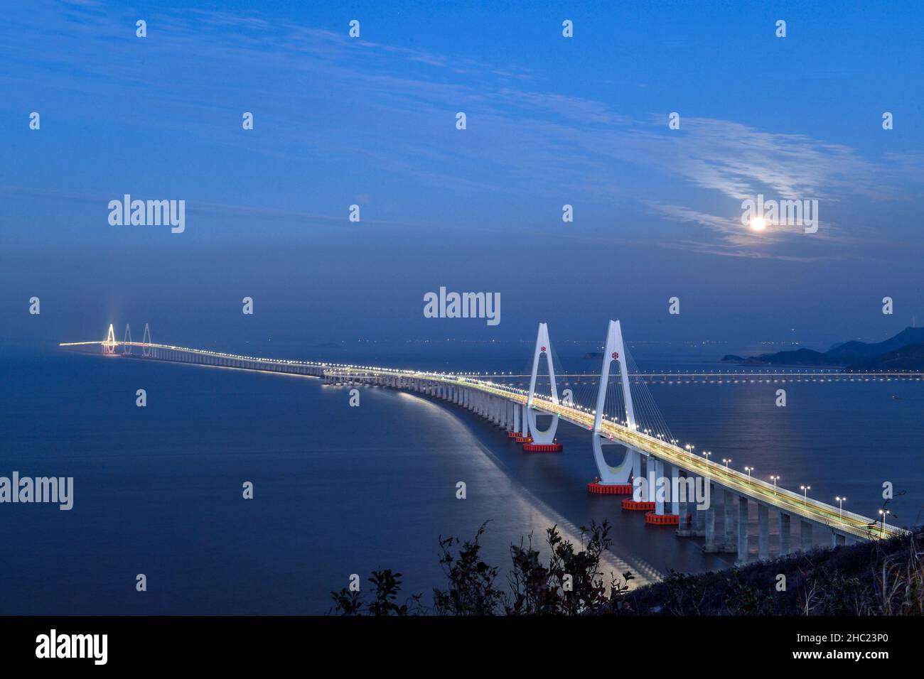 (211219) -- ZHOUSHAN, 19. Dezember 2021 (Xinhua) -- das Foto vom 19. Dezember 2021 zeigt den Vollmond in Zhoushan, der ostchinesischen Provinz Zhejiang. Der letzte Vollmond im Jahr 2021 erschien am Sonntag, dem sechzehnten Tag im elften Monat des chinesischen Mondkalenders. (Foto von Shen Lei/Xinhua) Stockfoto