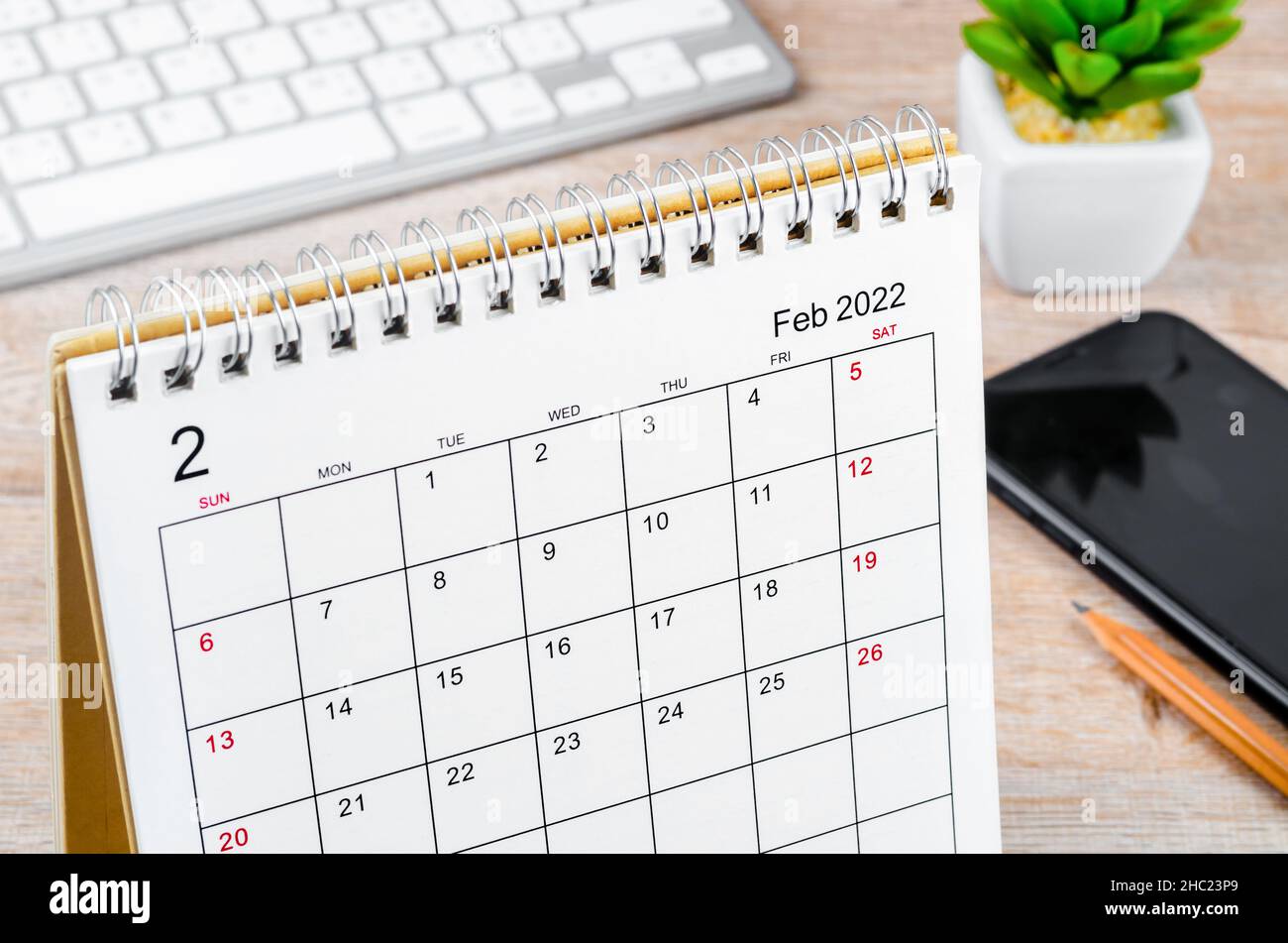 Der Tischkalender vom Februar 2022 auf einem Holztisch. Stockfoto