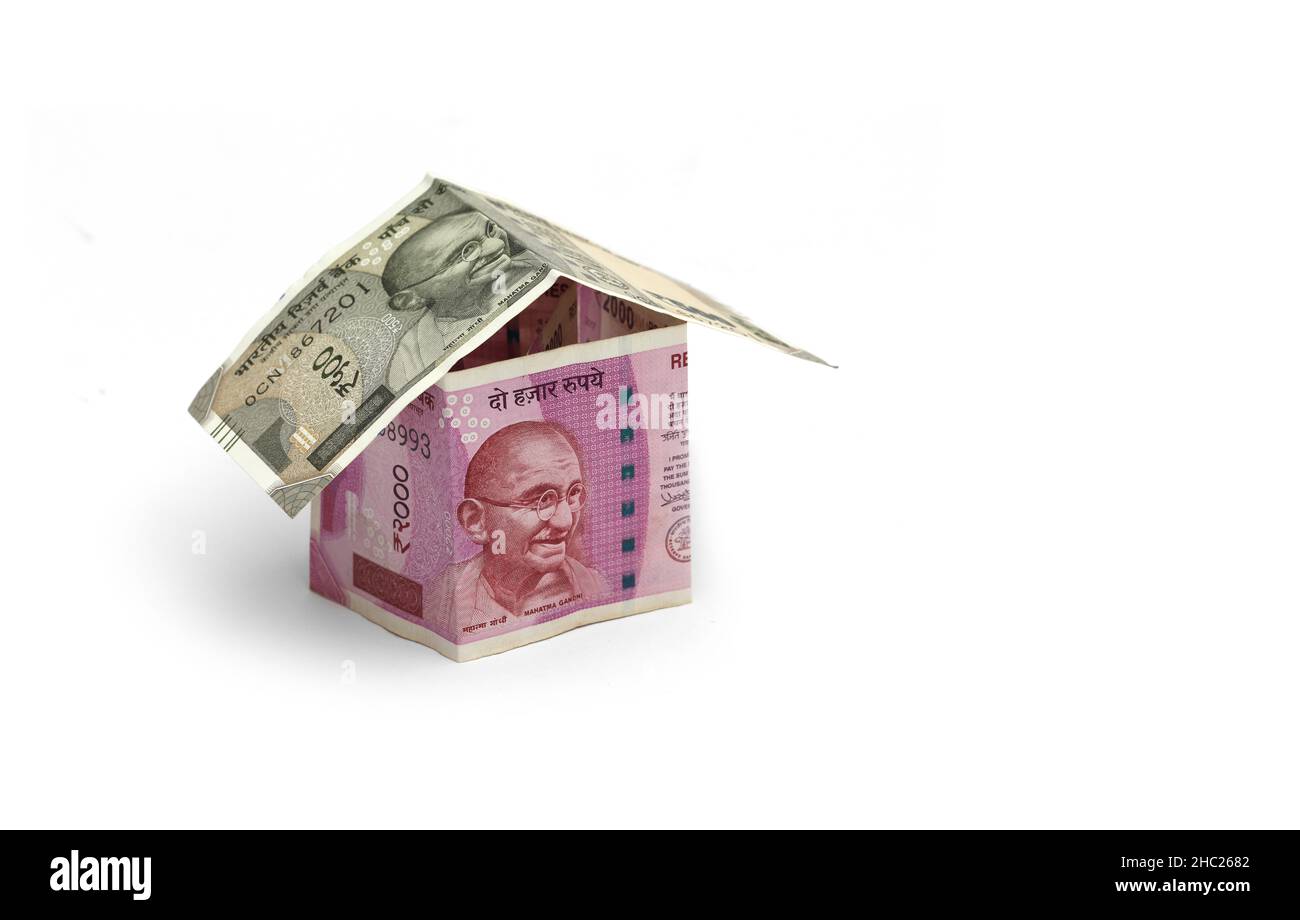 Indian Real Estate Business Konzept zeigt 3D Modell aus Papier Währung Notizen gemacht, isoliert auf weißem Hintergrund. Stockfoto