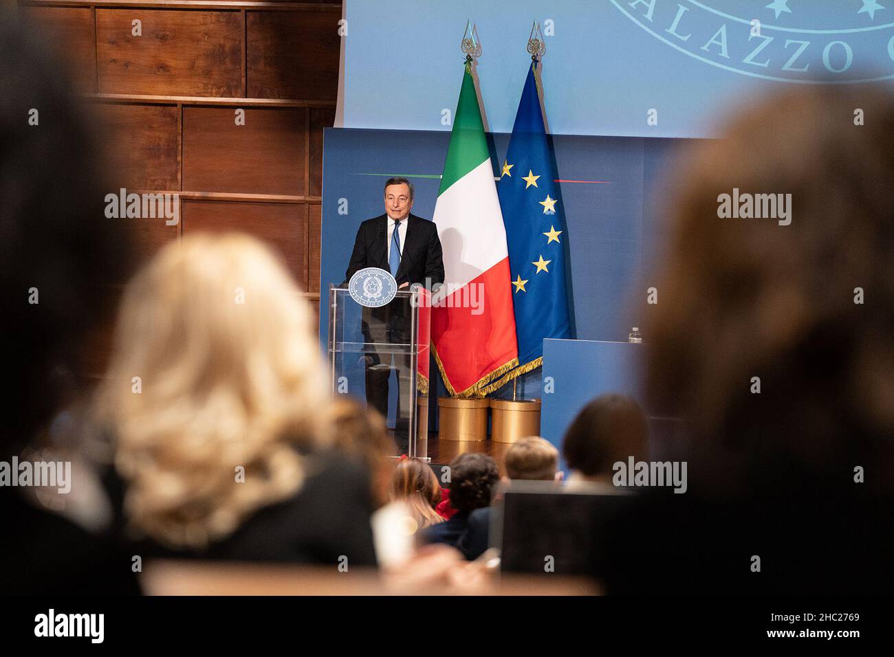 Rom, Italien. 22nd Dez 2021. Der italienische Premierminister Mario Draghi (hinten) nimmt am 22. Dezember 2021 an einer traditionellen Jahresend-Pressekonferenz in Rom, Italien, Teil. Italien hat die Ziele erreicht, die für den Erhalt der Mittel des Wiederauffüllungsprogramms der Europäischen Union (EU) nach dem COVID erforderlich sind, und die Regierung ist immer noch bereit, die Volkswirtschaft im Falle einer neuen Verlangsamung zu unterstützen, sagte Premierminister Mario Draghi am Mittwoch. Quelle: Str/Xinhua/Alamy Live News Stockfoto