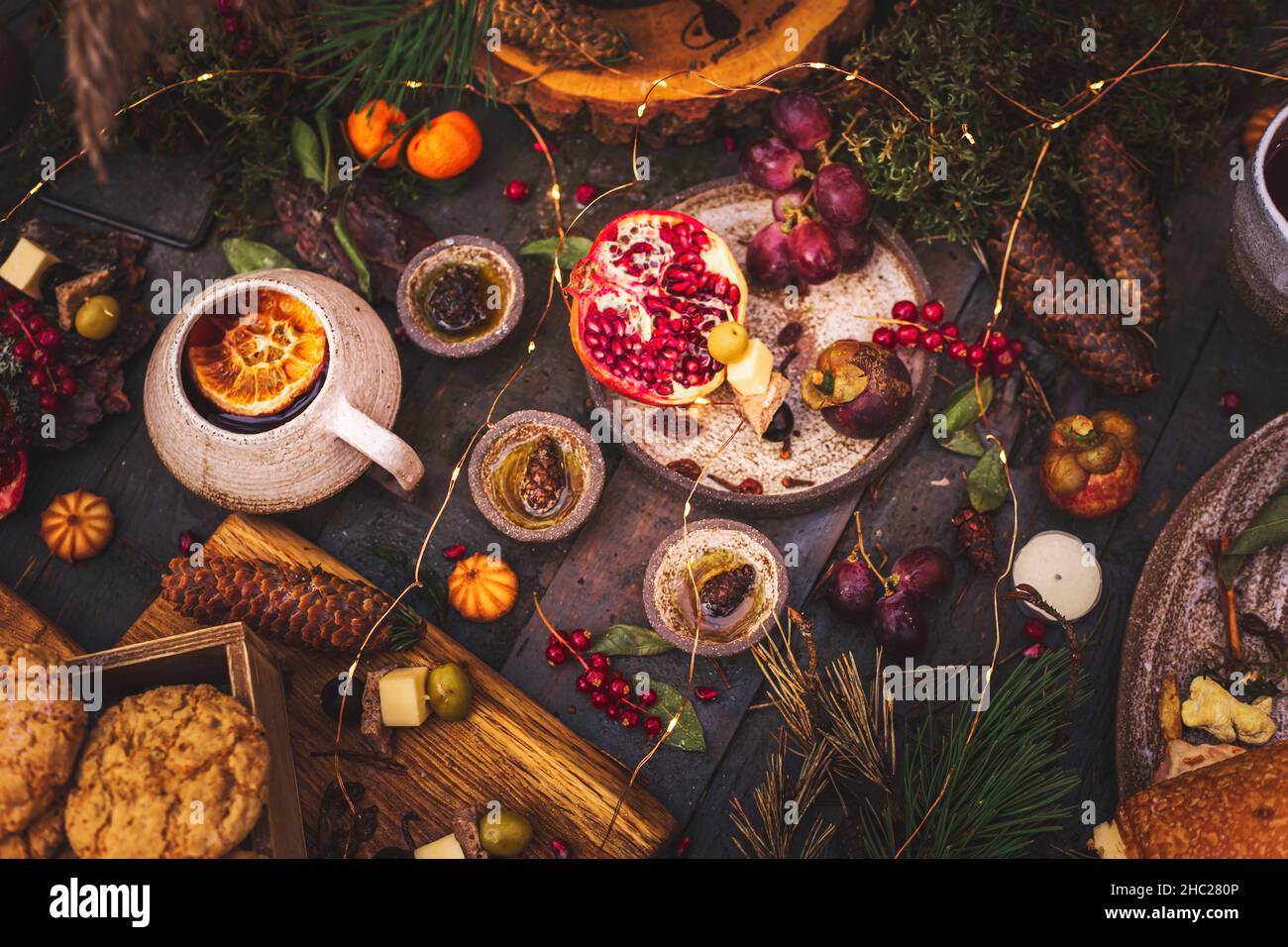 Tischkulisse für eine Hochzeitszeremonie im Öko-Stil im Wald. Dekoration mit frischen Blumen, Kerzen, Moos, Girlanden. Esstisch im Boho-Stil. V Stockfoto