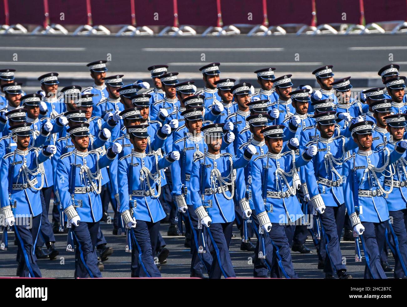 (211218) -- DOHA, 18. Dezember 2021 (Xinhua) -- Mitglieder der katarischen Streitkräfte nehmen an einer Militärparade Teil, um den Nationalfeiertag des Katar am 18. Dezember 2021 in Doha, Katar, zu feiern. (Foto von Nikku/Xinhua) Stockfoto