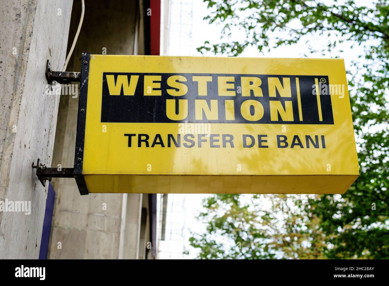 Bukarest, Rumänien – 6. Juni 2020: Eintragsschild mit Logo für Finanzdienstleistungen von Western Union Stockfoto