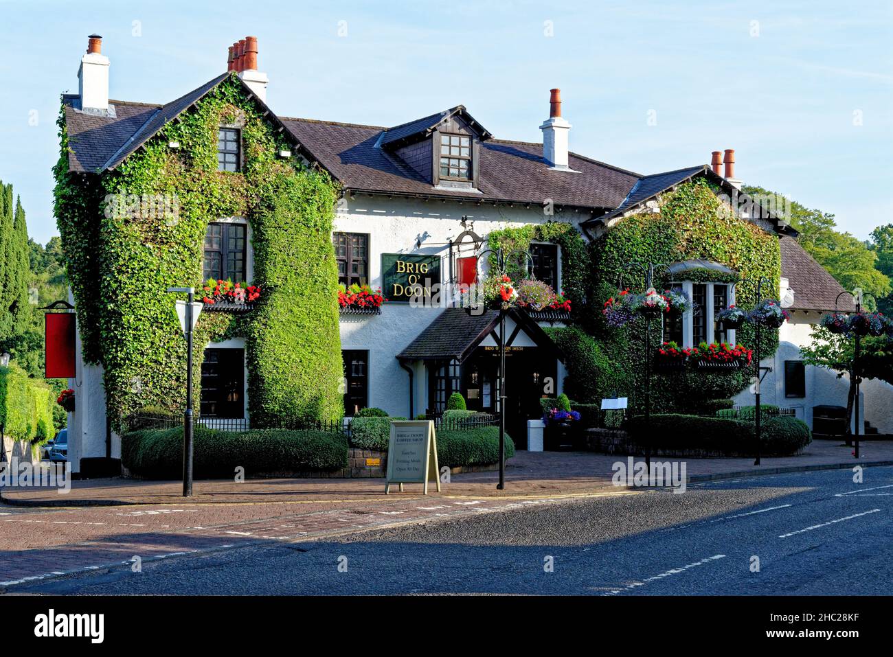 The Brig O Doon Pub in der Nähe der Robert Burns Memorial Gardens - Geburtsort des schottischen Dichters Robert Burns 1759 - 1796, Alloway, South Ayrshire, Schottland. Stockfoto