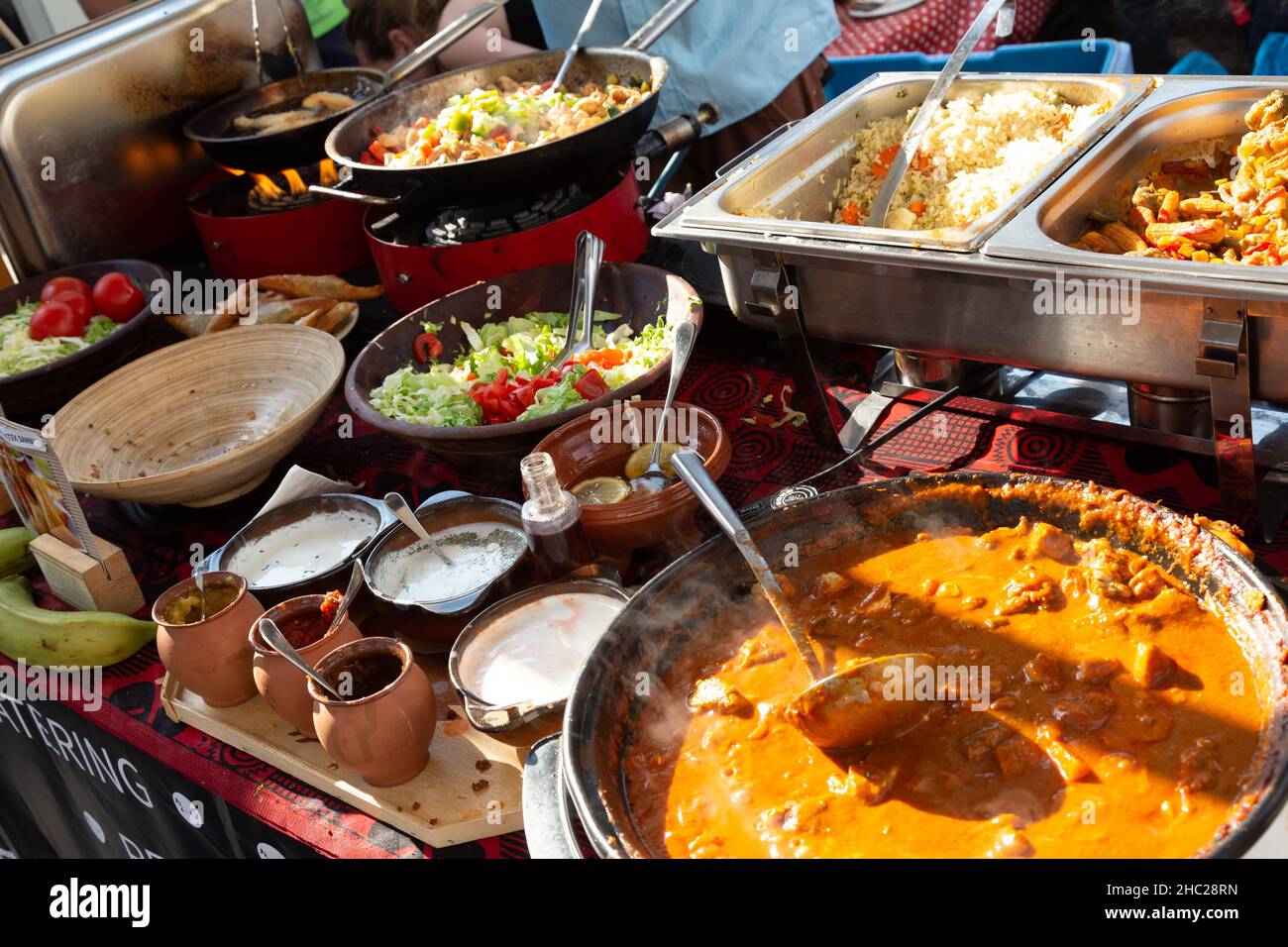 Cheff Kochen Fusion internationale Küche auf der Straße Stand auf dem internationalen Street Food Festival von Odprta kuhna, Open Kitchen Veranstaltung, in Ljubljana Stockfoto