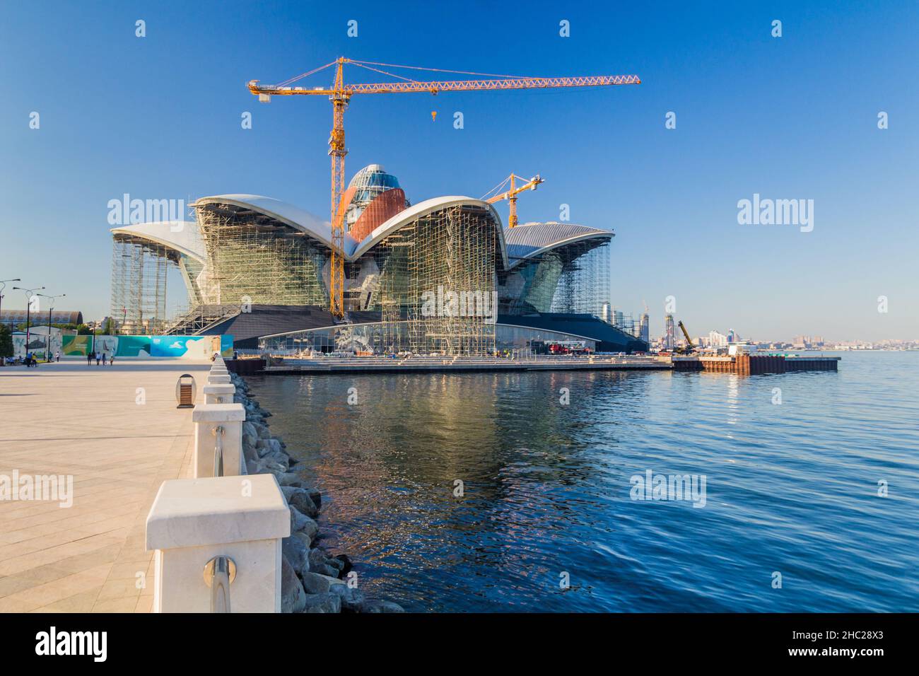 BAKU, ASERBAIDSCHAN - 6. JUNI 2018: Baustelle der Caspian Waterfront Mall in Baku, Aserbaidschan Stockfoto