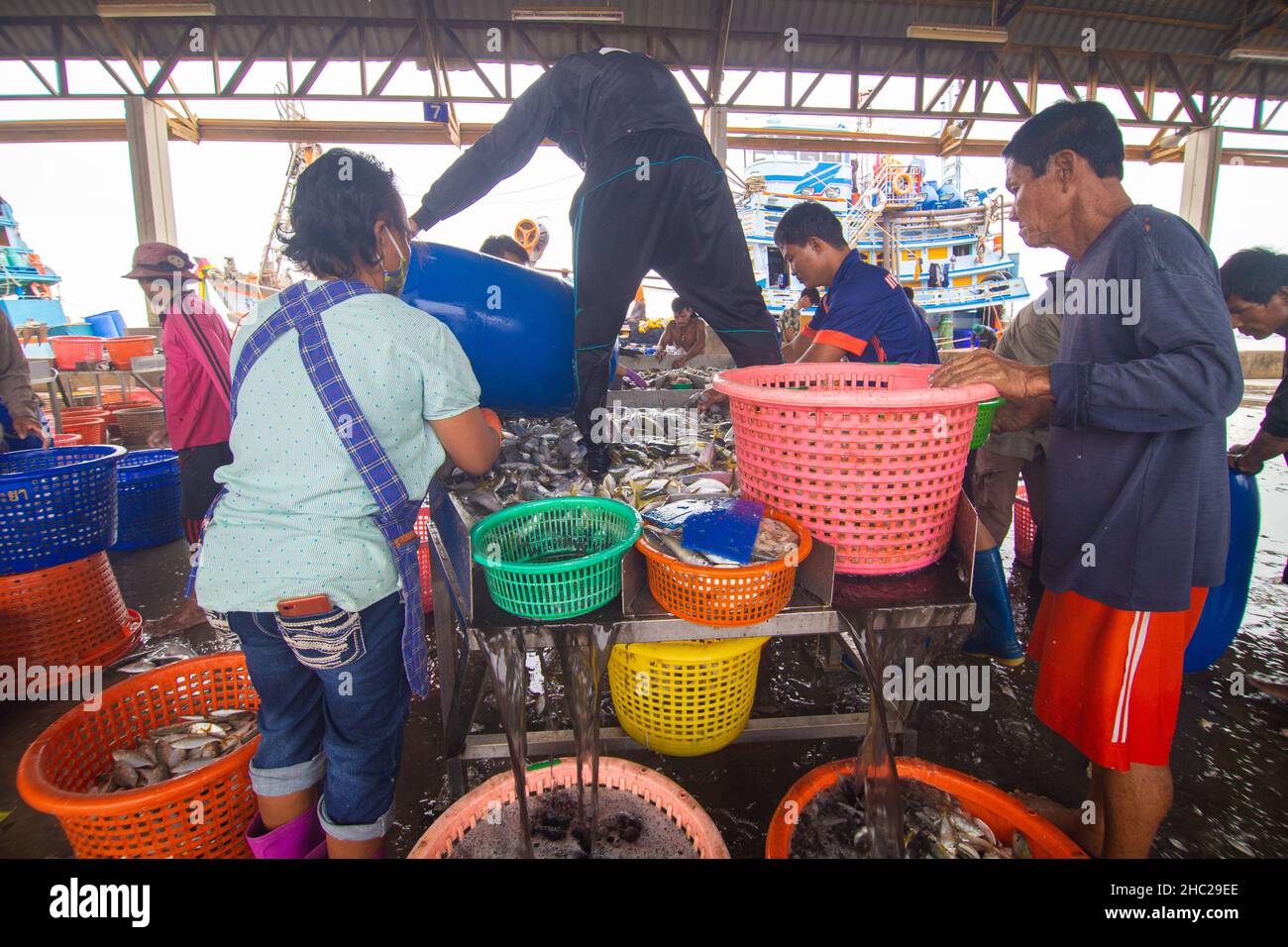 Samut Sakhon, Thailand-7. November 2020: Menschen, die Schutzmasken tragen, um auf dem Mahachai-Markt frische Meeresfrüchte zu kaufen, während die Covid-19-Pandemie in Sa Stockfoto