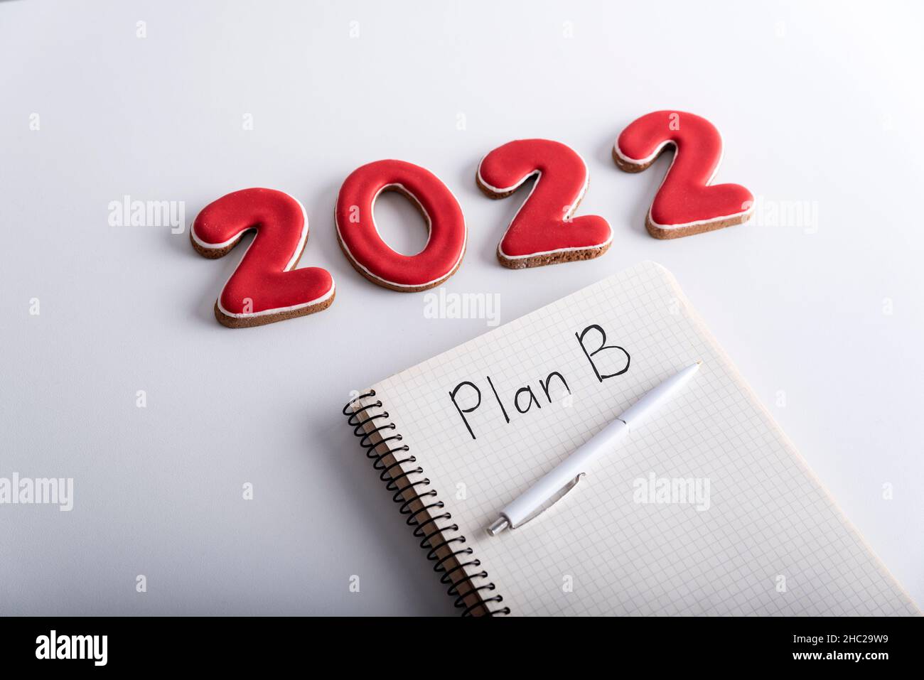 Abbildungen 2022 und Notizbuch mit der Aufschrift PLAN B. Konzept des Sicherungsplans Stockfoto