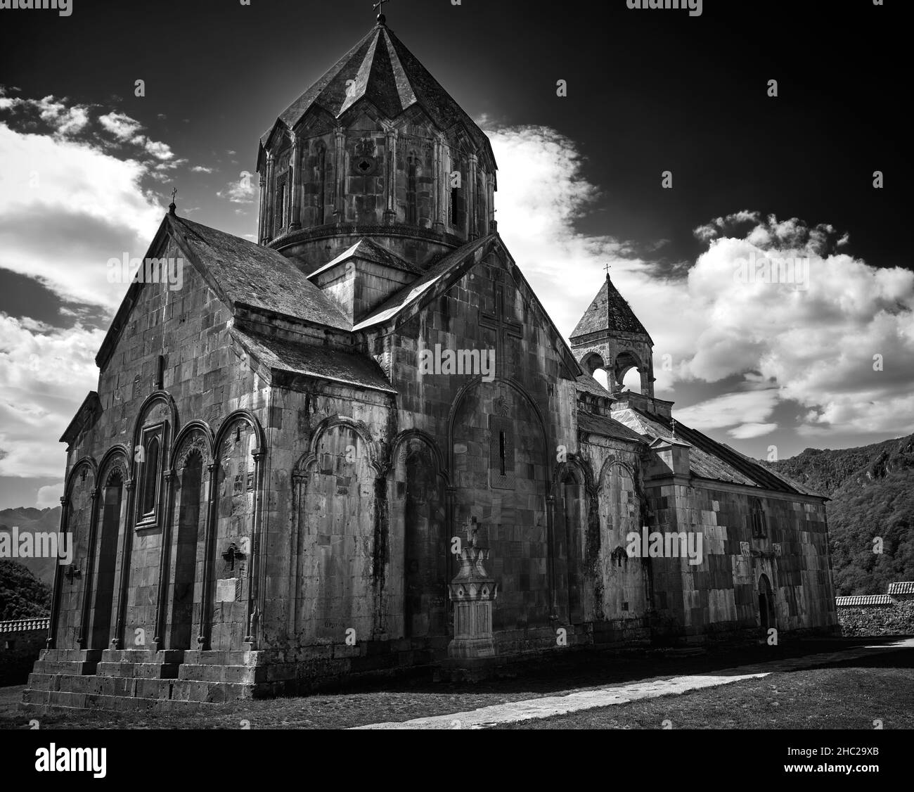 Eine armenische apostolische Kathedrale (Kloster) aus dem 13. Jahrhundert, die über Jahrhunderte überlebt hat, gehört der Öffentlichkeit und ist nicht in Privatbesitz Stockfoto