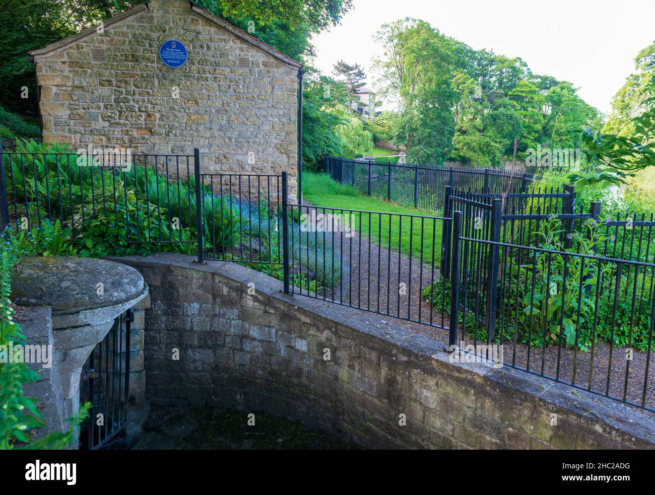 Das historische georgianische Badehaus in Wetherby, mit einer Rampe, die hinunter zum Kaltwasserbecken führt, und einem wärmendes Steinzimmer Stockfoto