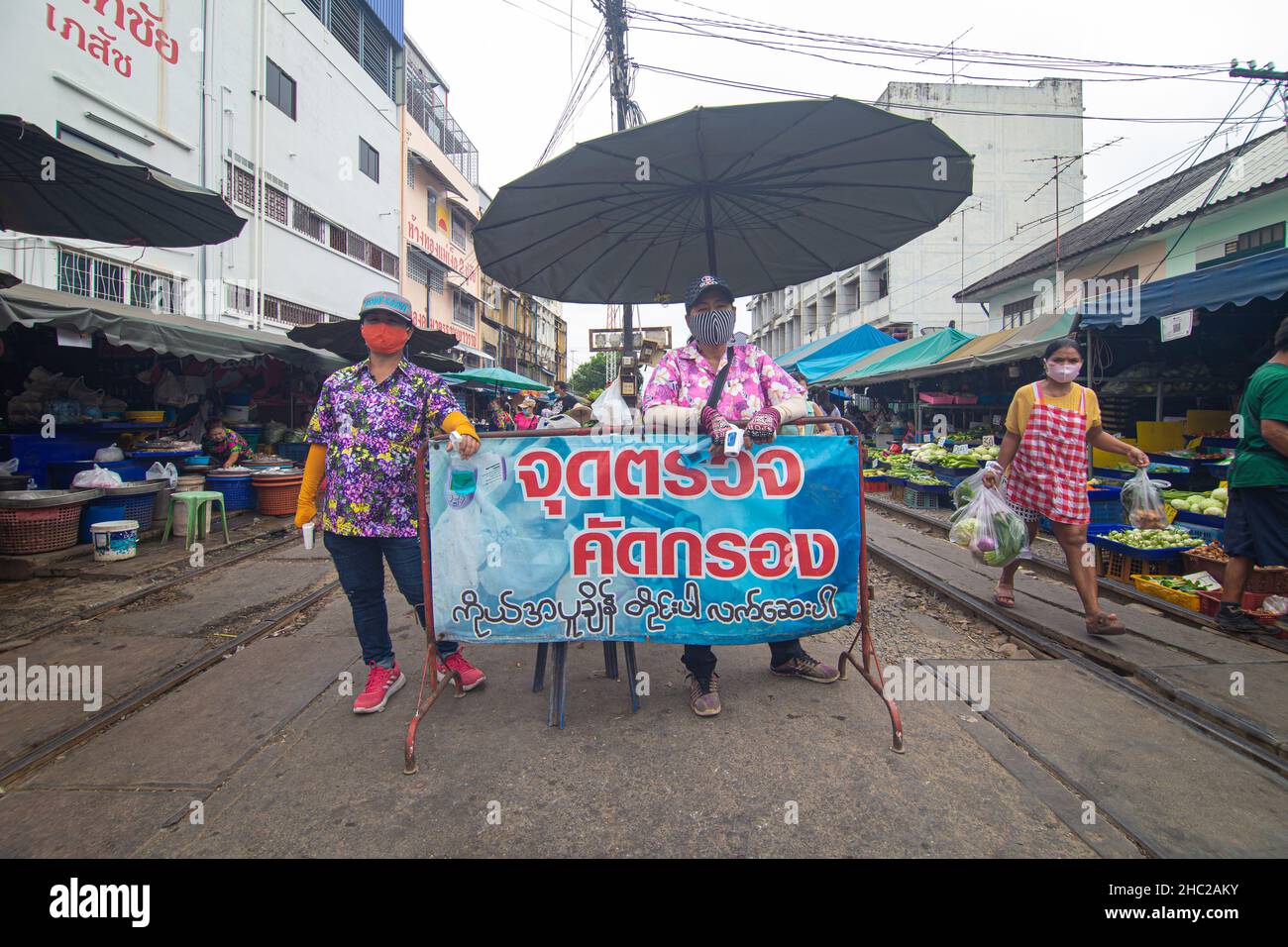 Samut Sakhon, Thailand-7. November 2020: Menschen, die Schutzmasken tragen, um auf dem Mahachai-Markt frische Meeresfrüchte zu kaufen, während die Covid-19-Pandemie in Sa Stockfoto