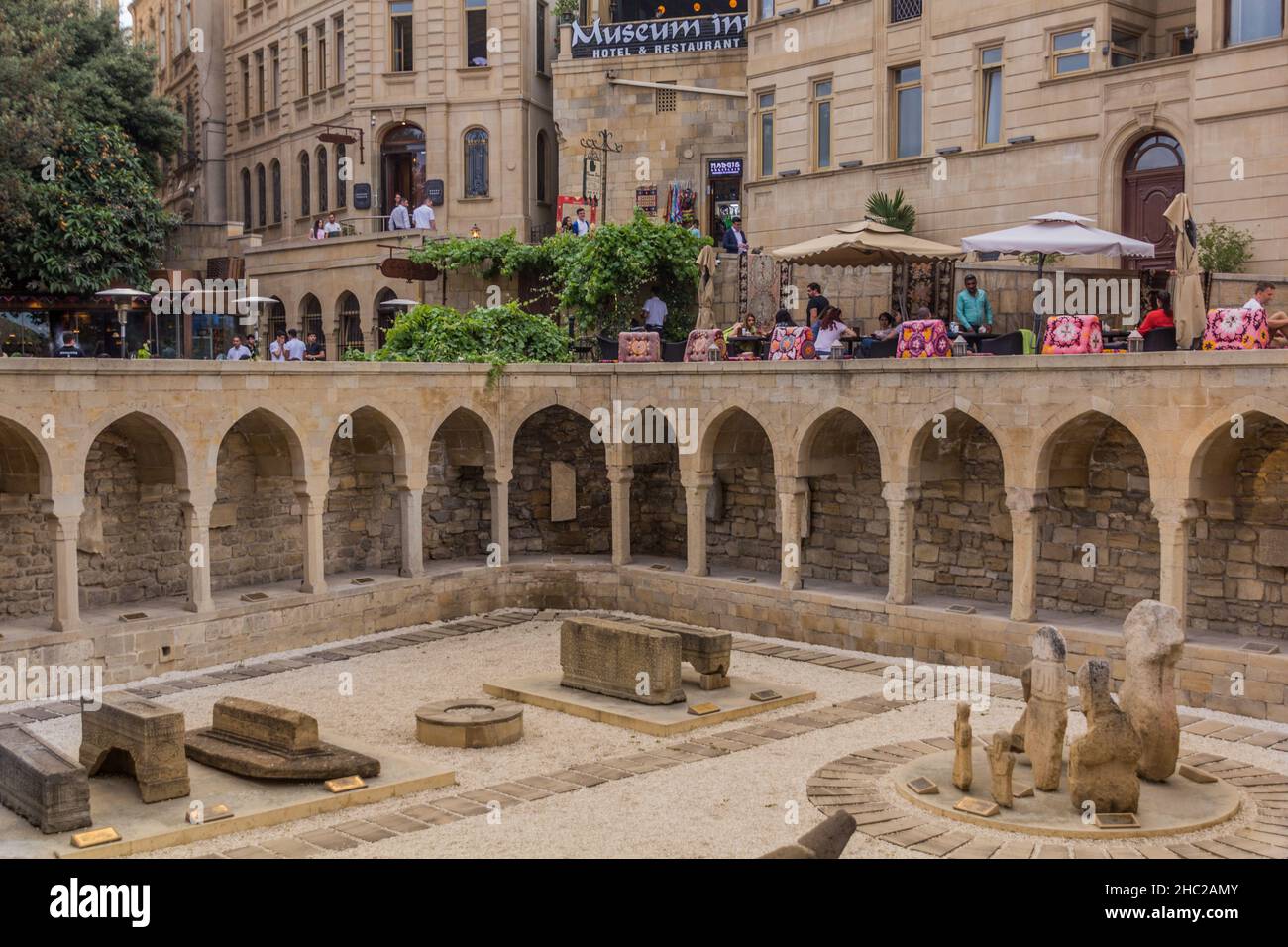 BAKU, ASERBAIDSCHAN - 8. JUNI 2018: Mittelalterlicher Marktplatz in der Altstadt von Baku, Aserbaidschan Stockfoto