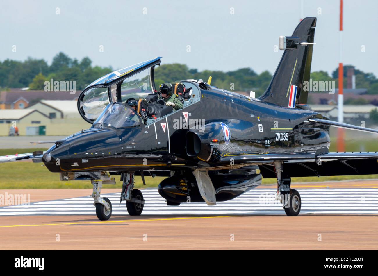 Royal Air Force, RAF BAE Hawk T2 Jet Trainer Plane ZK035 bei RAF Fairford für die Royal International Air Tattoo 2011 Airshow, RIAT, Großbritannien. Hawk 128 AJT Stockfoto