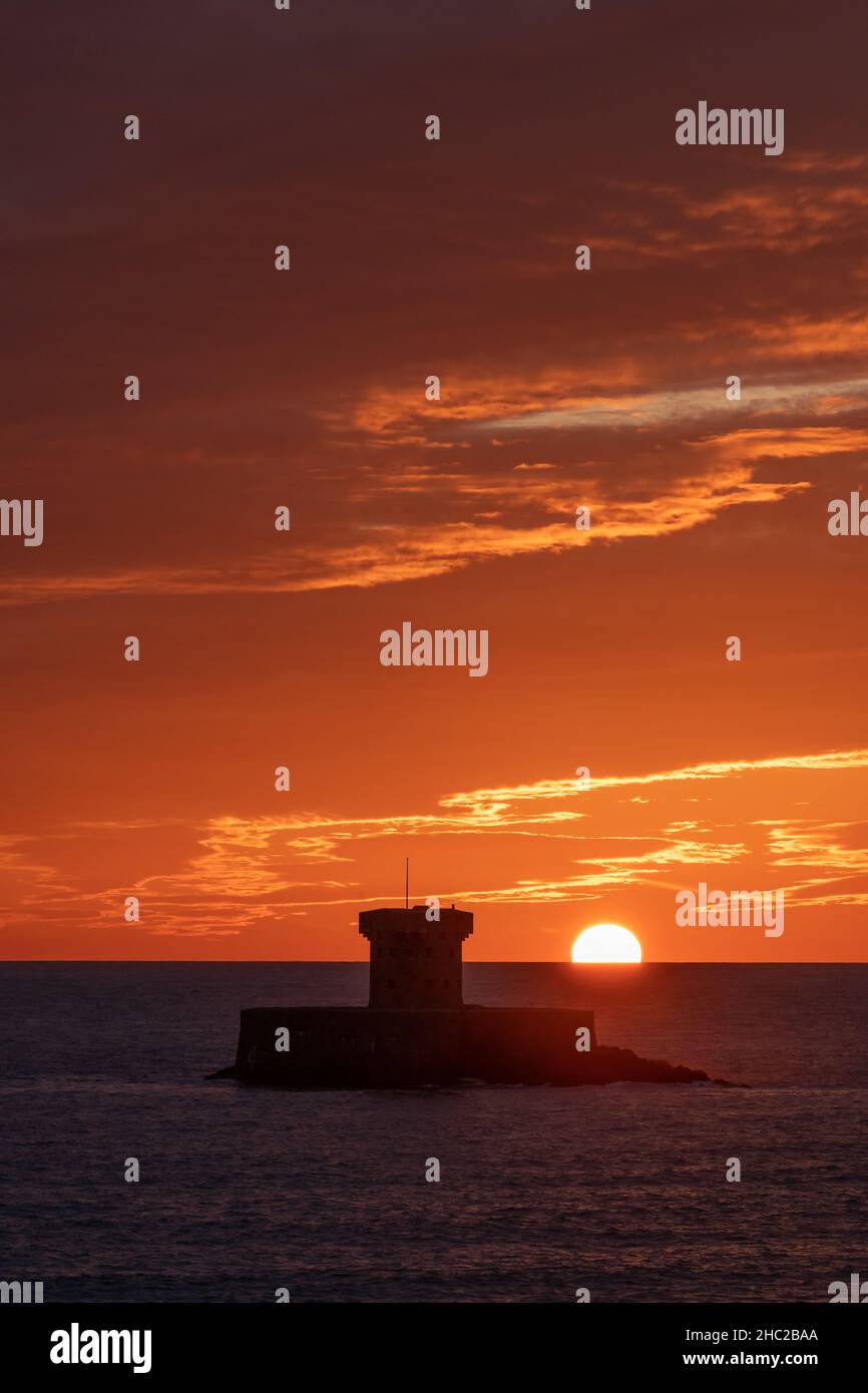 La Rocco Tower, Sonnenuntergang im Meer, St Ouens, Jersey, Kanalinseln Stockfoto