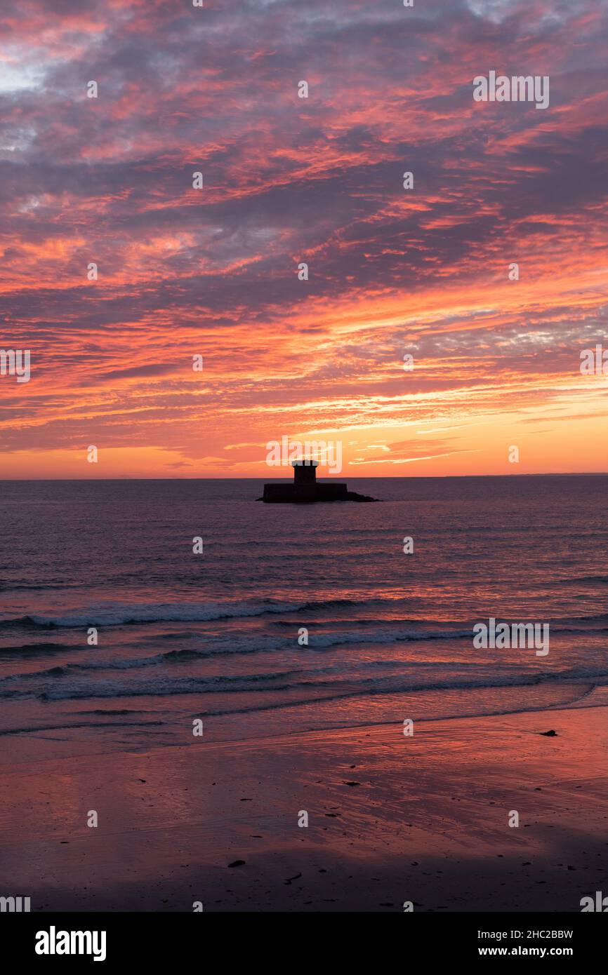 La Rocco Tower, Sonnenuntergang, Beleuchtete Wolken, St Ouens, Jersey, Kanalinseln Stockfoto