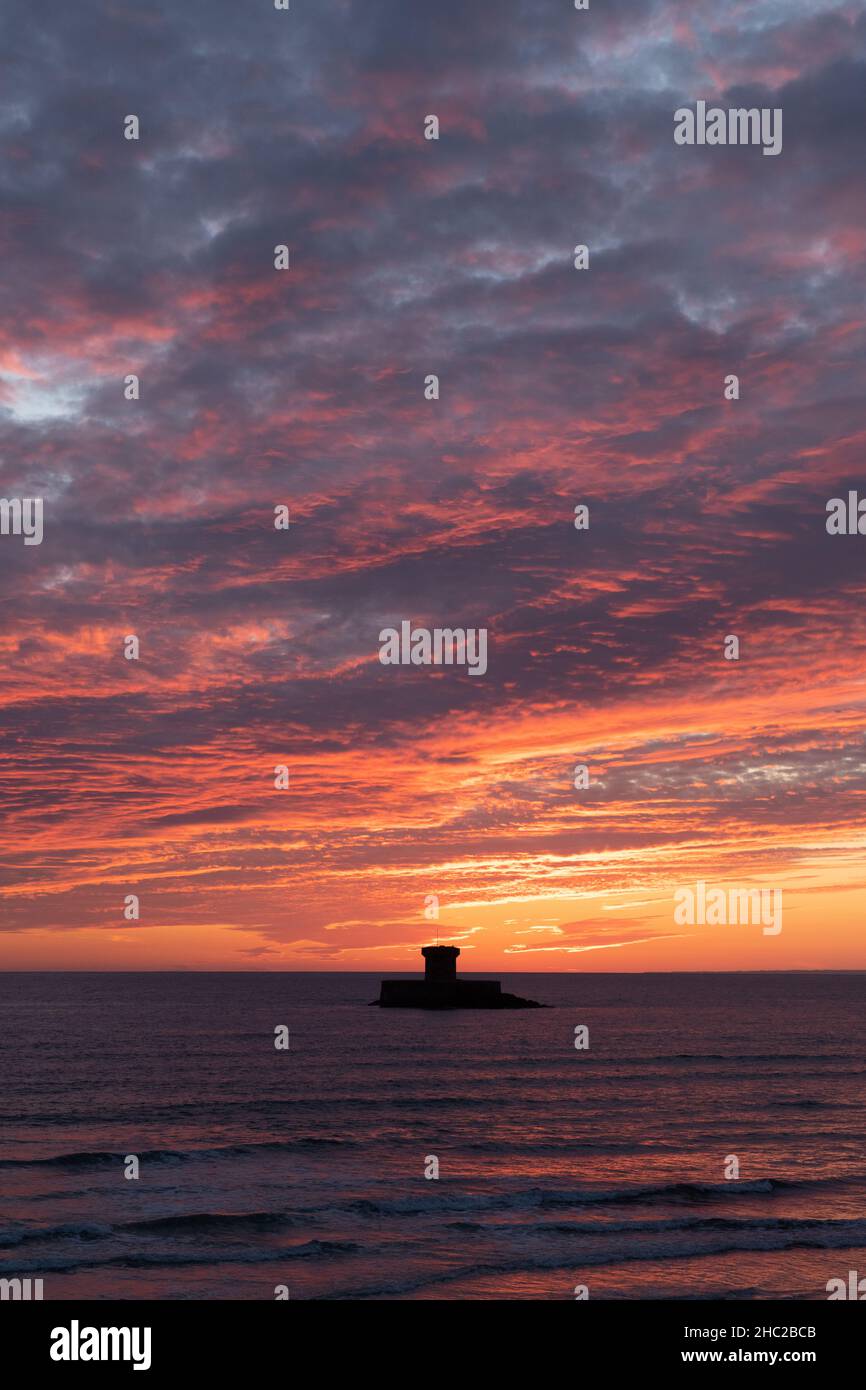 La Rocco Tower, Sonnenuntergang, Beleuchtete Wolken, St Ouens, Jersey, Kanalinseln Stockfoto