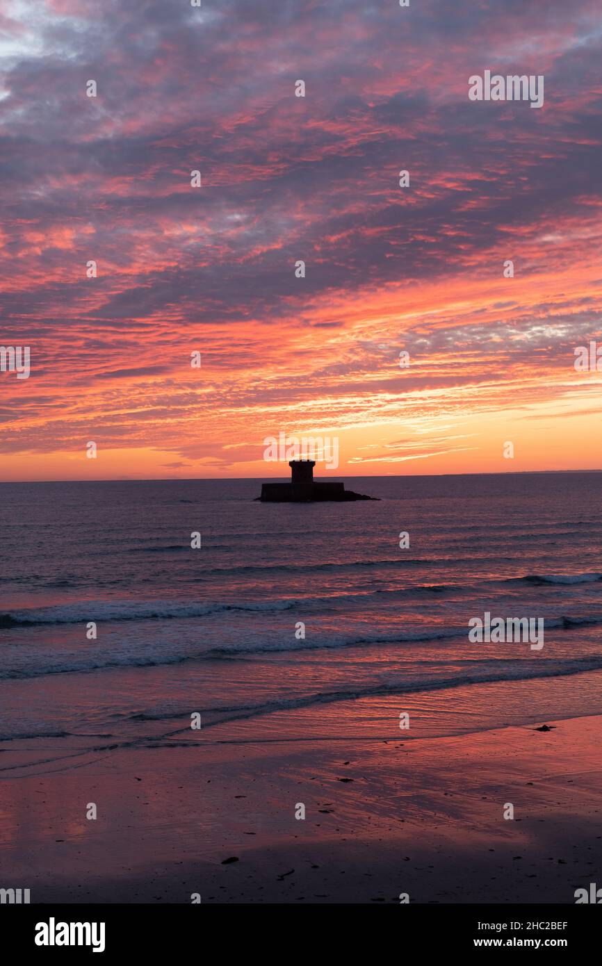 La Rocco Tower, Sonnenuntergang, Beleuchtete Wolken, St Ouens, Jersey, Kanalinseln Stockfoto